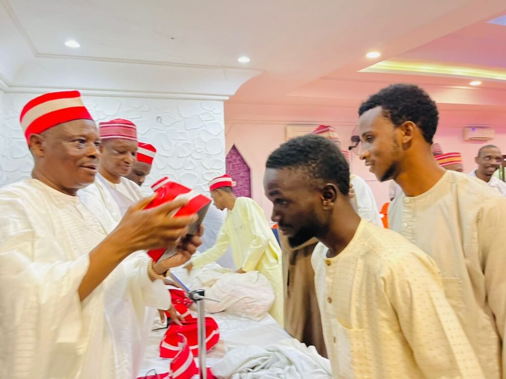 More than 960 APC members defect to NNPP in Kano as support for Kwankwaso rallies